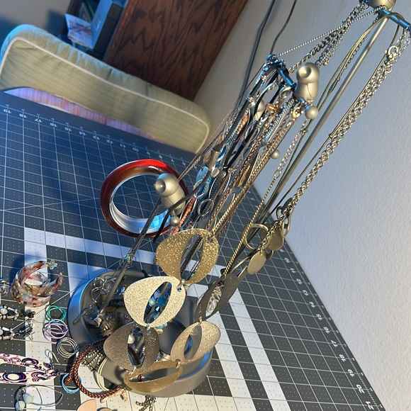 Jewelry lot: 45 pieces of earrings, rings, necklaces & bracelets Dainty to Bold! - Picture 3 of 6